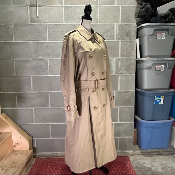 Burberry trench coat. - Picture 3 of 15